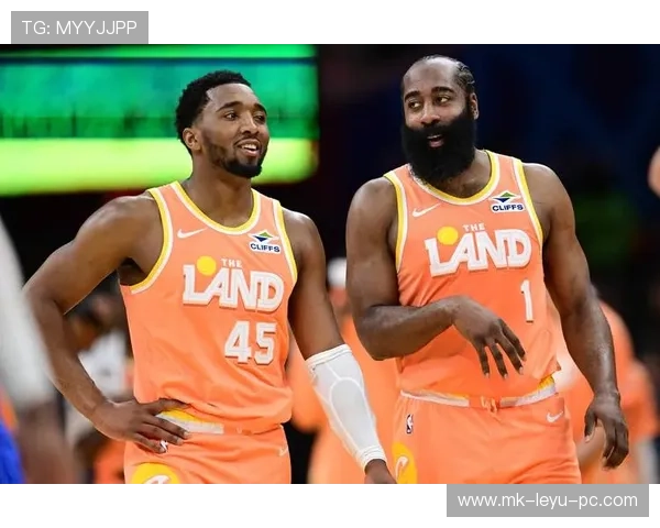 米切尔无球跑动拉开空间，主导骑士外线火力