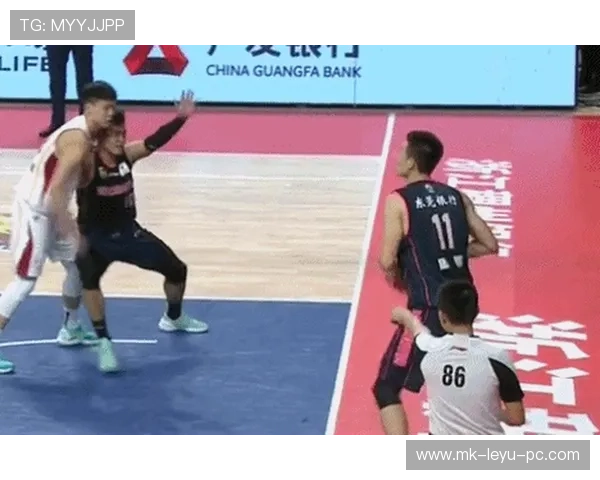 假摔判罚的核心依据：如何界定球员的欺骗性倒地行为