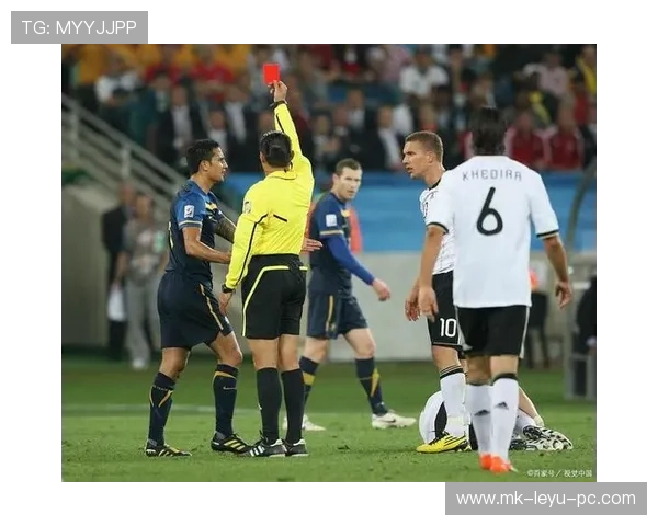 吐口水红牌判罚有多严格？解读裁判尺度与规则细节