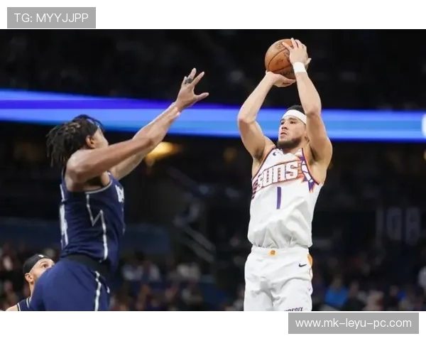 德文·布克突破拉开差距，关键时刻投篮效率胜乔治